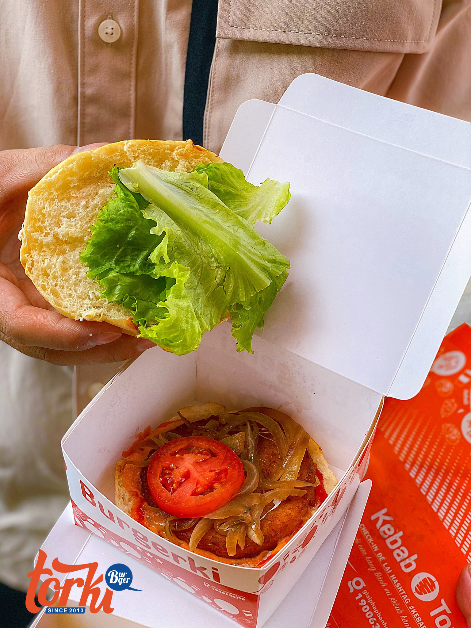 Kết hợp hài hòa các nguyên liệu trong hamburger