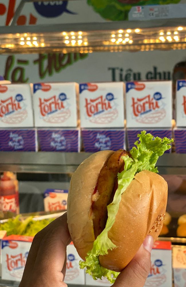 Bạn có thể thưởng thức chiếc Hamburger nóng hổi ngay cả khi đi bộ trên đường