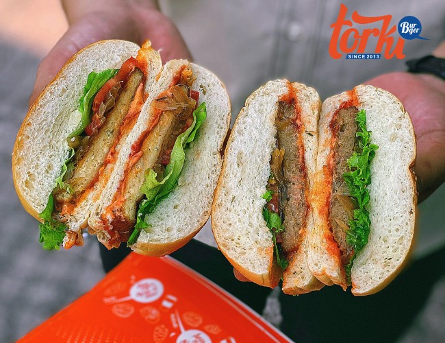 Bánh mì hamburger Torki nối tiếng bởi độ mềm xốp và nước sốt đặc trưng