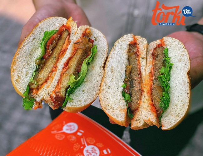 Bánh Hamburger Torki với vỏ bánh mềm xốp, nước sốt “thần thánh”