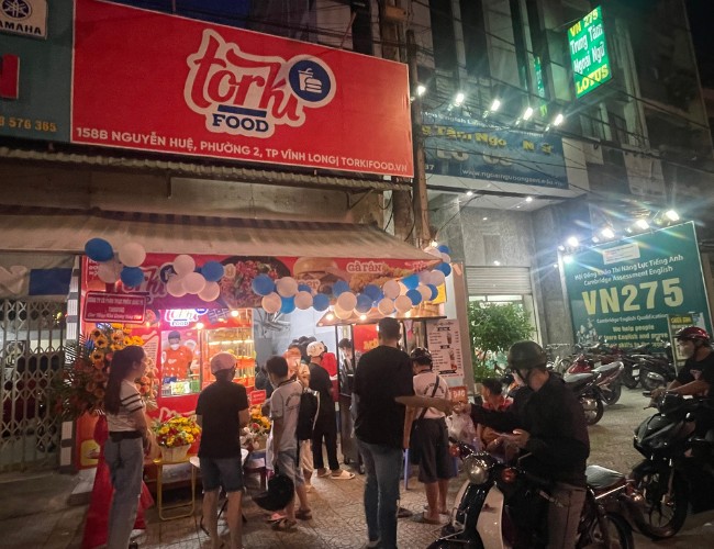 Cửa hàng Torki luôn tấp nập khách hàng mua bánh burger