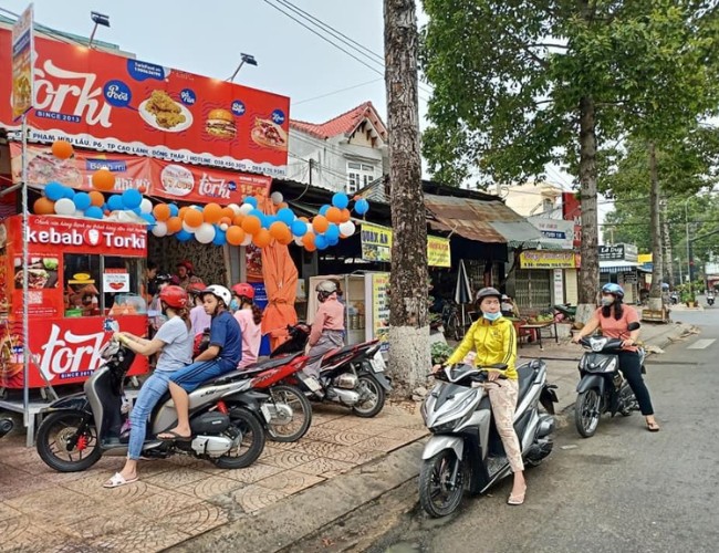 Bạn có thể mua bánh hamburger tại Torki Food