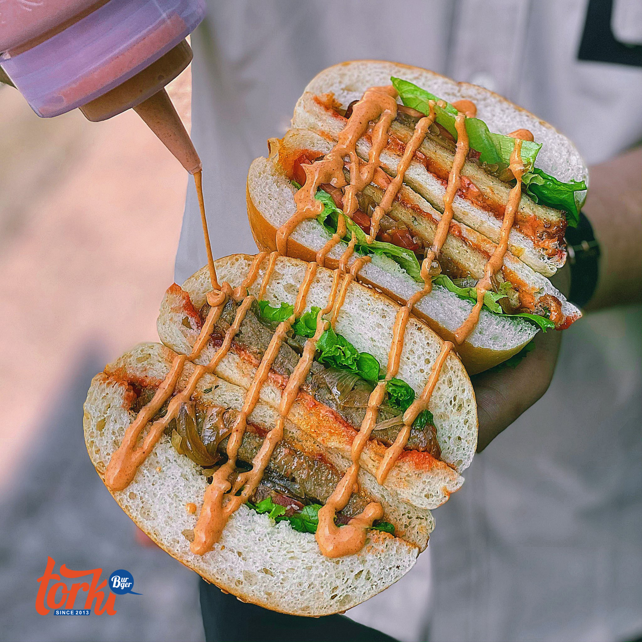 Thưởng thức chiếc bánh hamburger vô cùng tiện lợi và dinh dưỡng