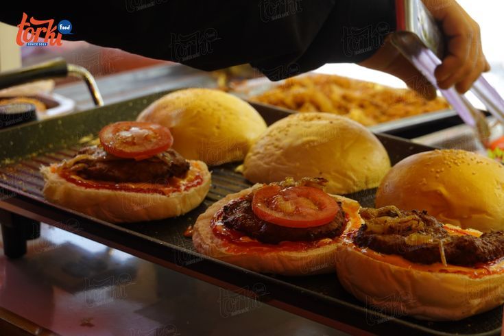 Đa dạng trong cách chế biến bánh hamburger khổng lồ thu được lượng khách lớn